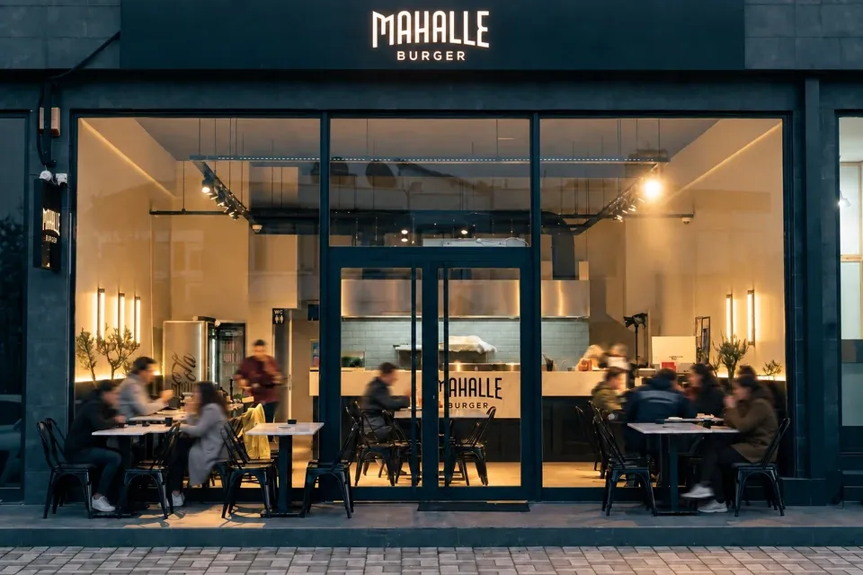 Mahalle Burger’in iç ve dış masalarında bir araya gelen misafirler