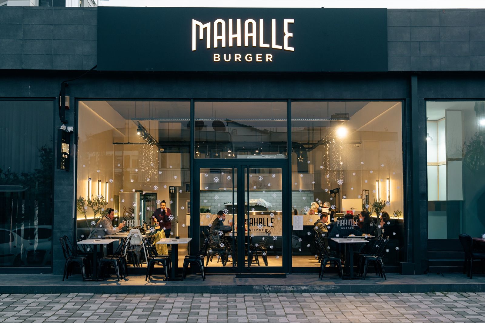 Mahalle Burger Döşemealtı şubesinin dış cephesi ve atmosferi