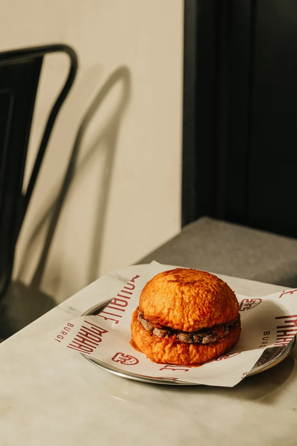 Restoranda markalı kağıt üzerinde servis edilen Mahalle Burger