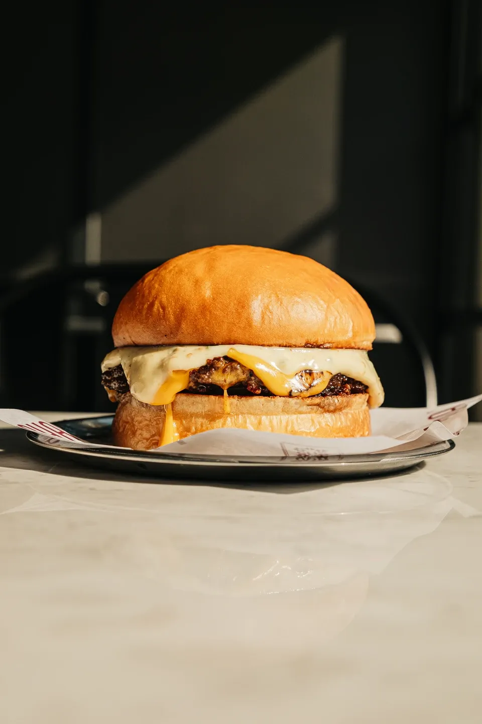 Editoryal bir sunumda özenle hazırlanmış Mahalle Burger