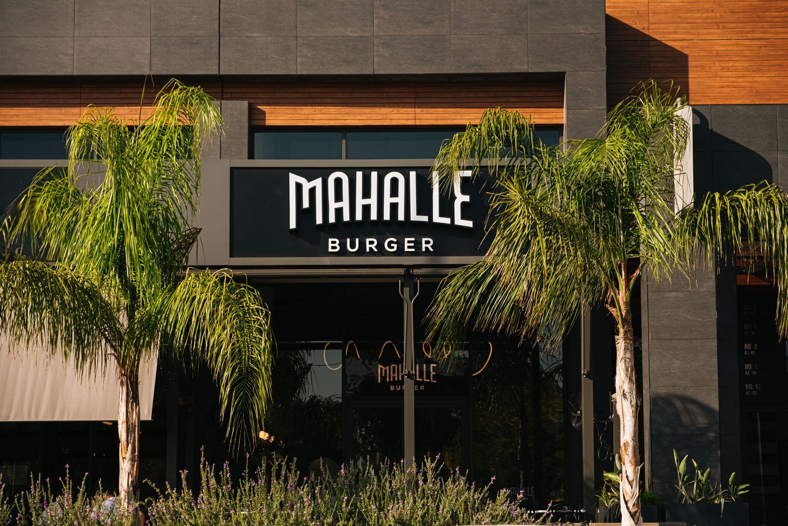 Mahalle Burger Kültür şubesinin dış cephesi ve atmosferi