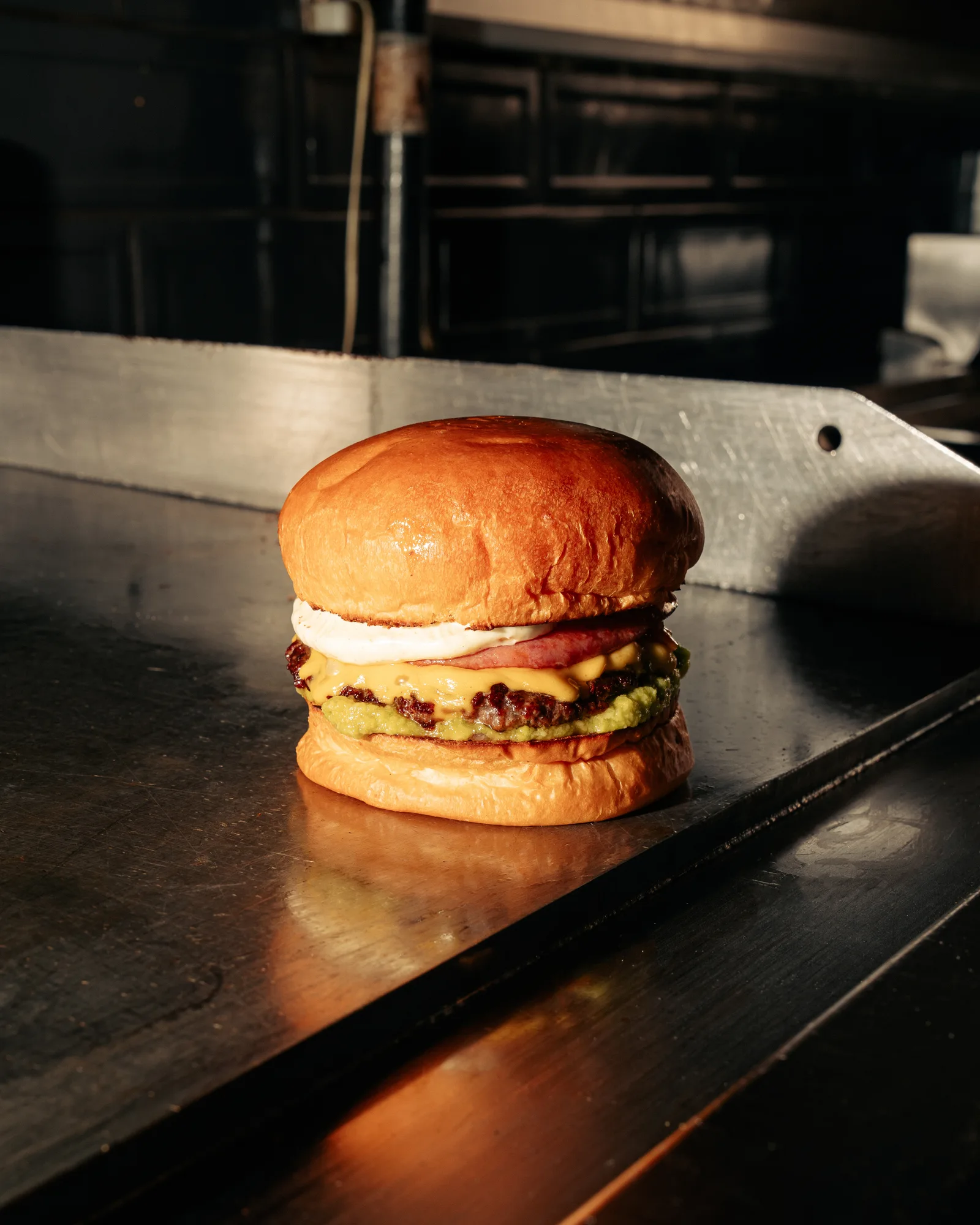 Avo-Kado burger, taze avokado ve cheddar ile Mahalle mutfağında