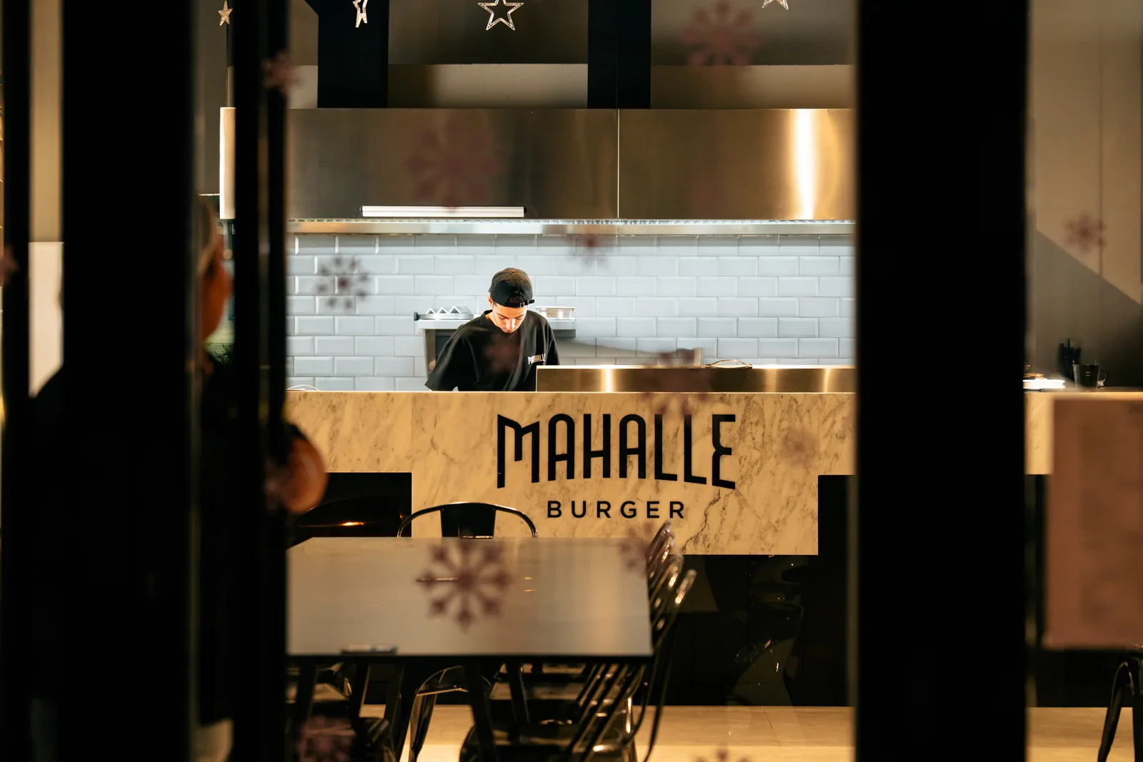 Döşemealtı şubesinin Mahalle Burger logolu açık mutfağı