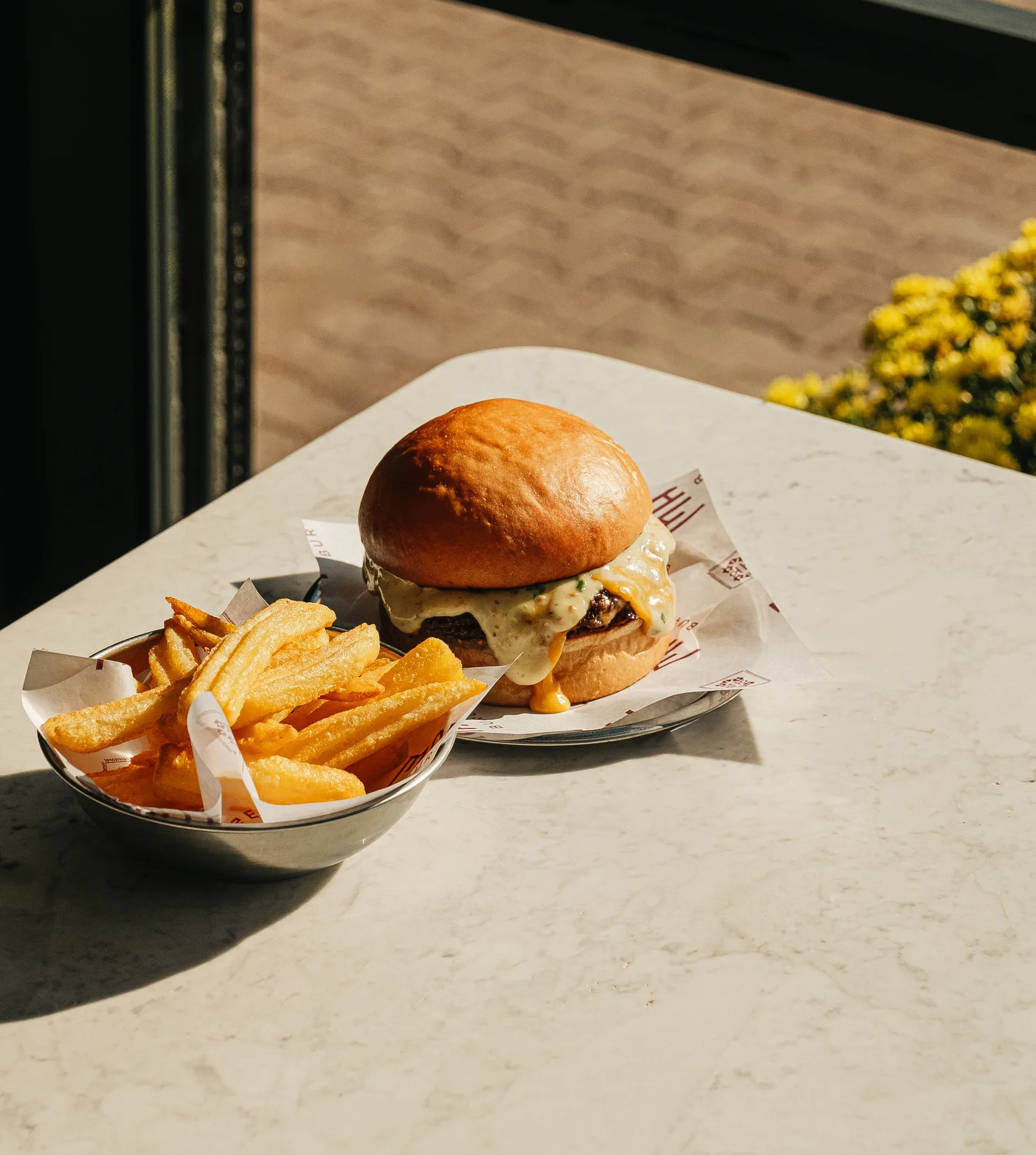 Döşemealtı şubesinde burger ve patatesin masadaki sunumu