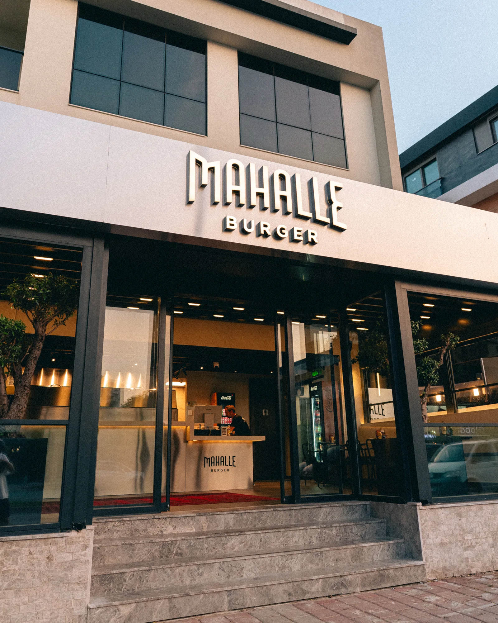 Mahalle Burger Güzeloba şubesinin tabelası ve dış cephesi