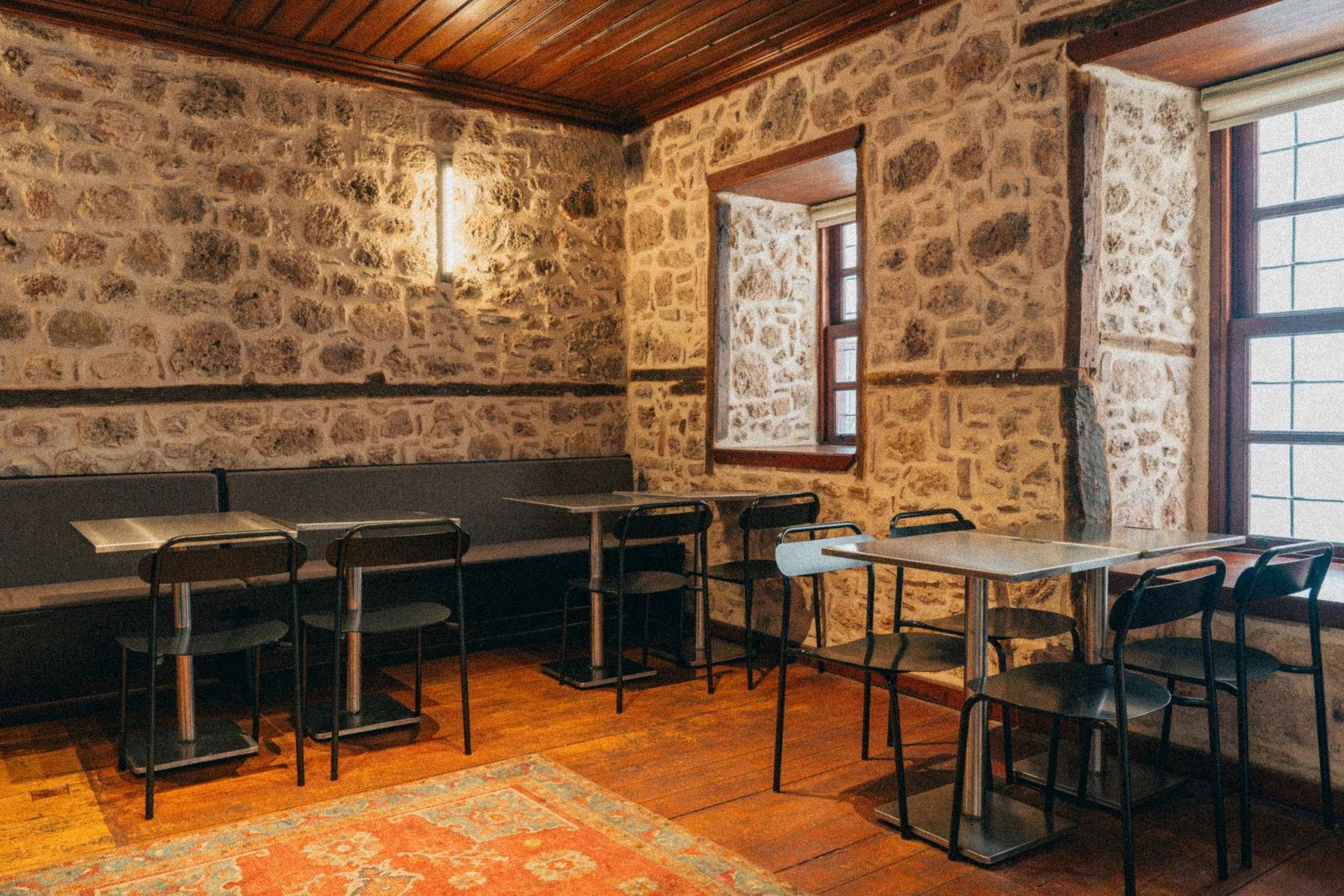 Kaleiçi şubesinin ahşap tavanlı, taş duvarlı oturma alanı