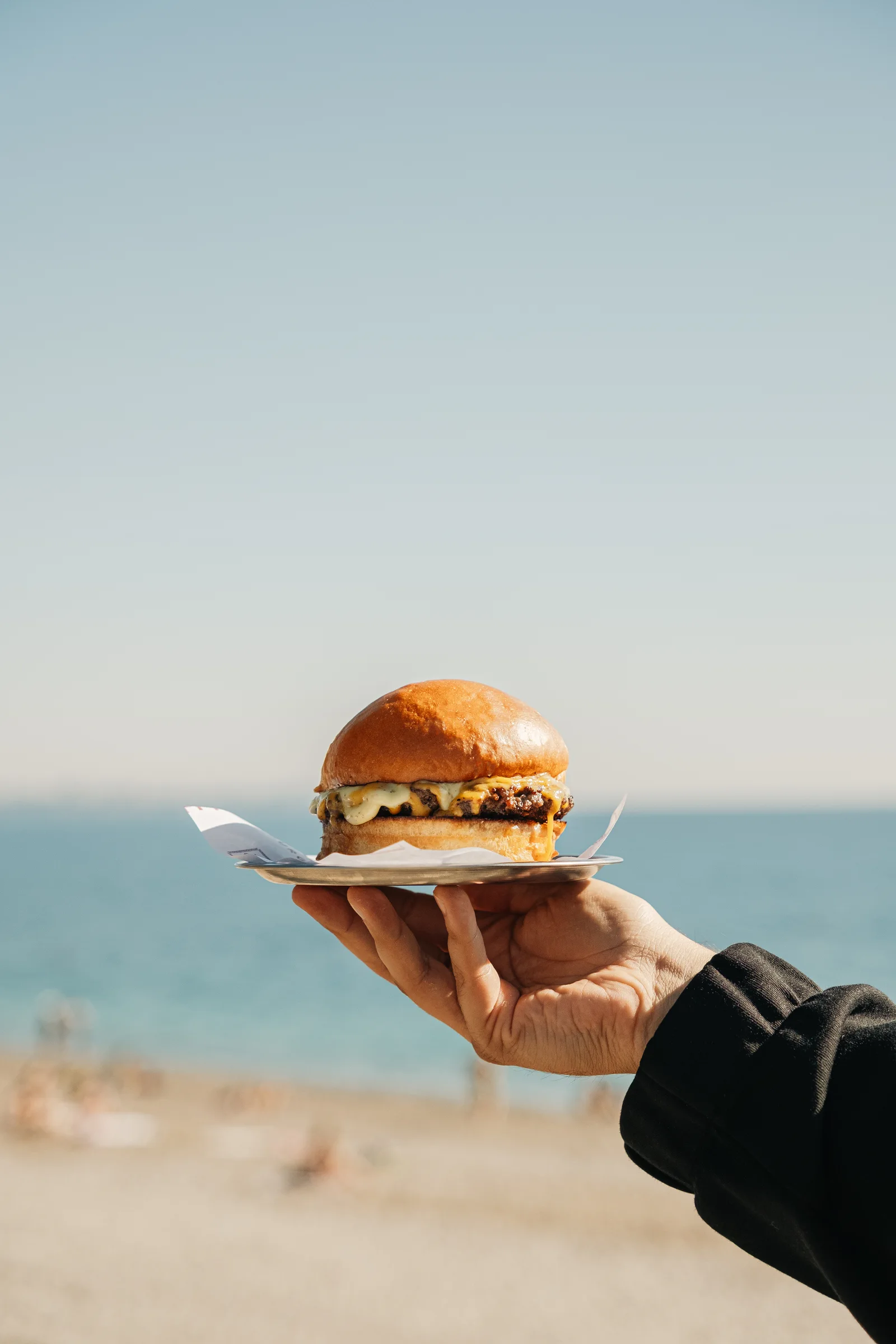 Konyaaltı sahilinde denize karşı elde tutulan Mahalle burger