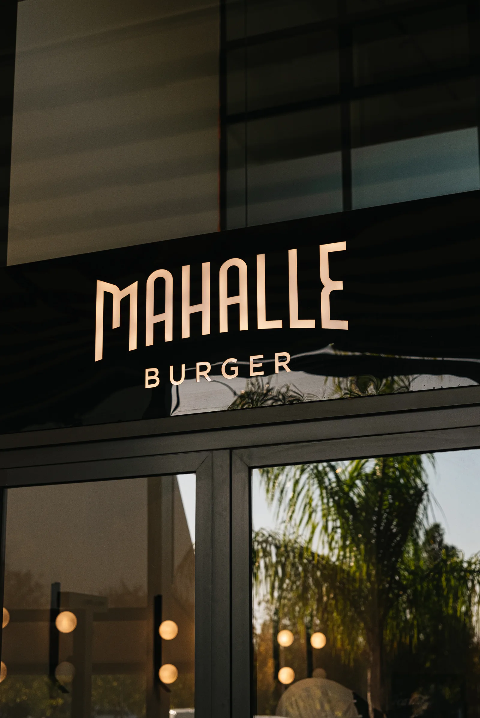 Kültür şubesinin aydınlatılmış Mahalle Burger giriş tabelası