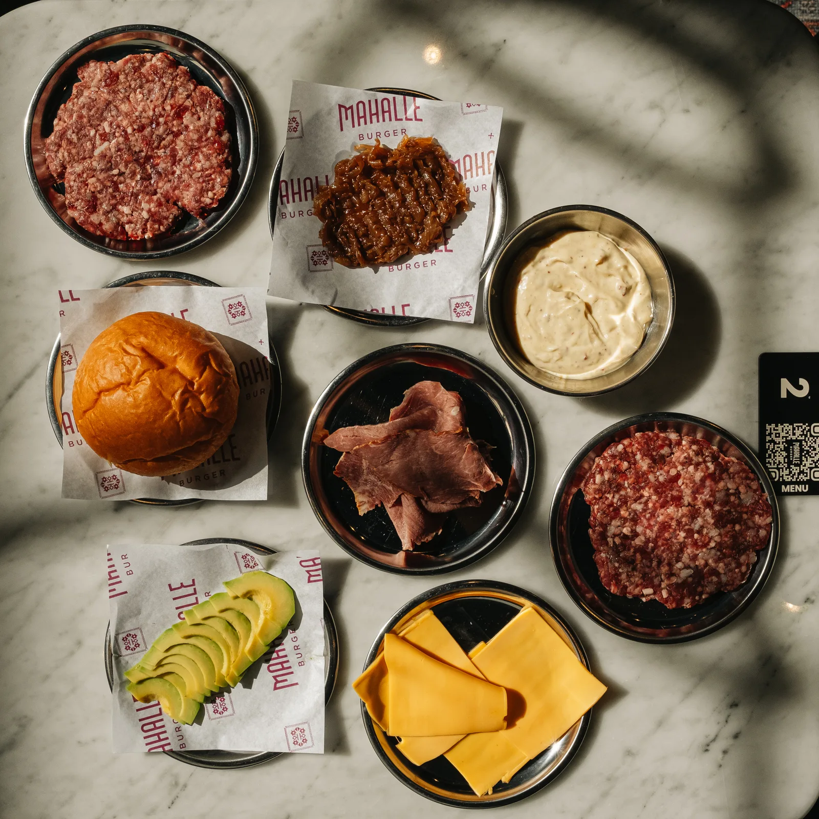 Kültür mutfağında burger hazırlığı, taze köfte ve malzemeler