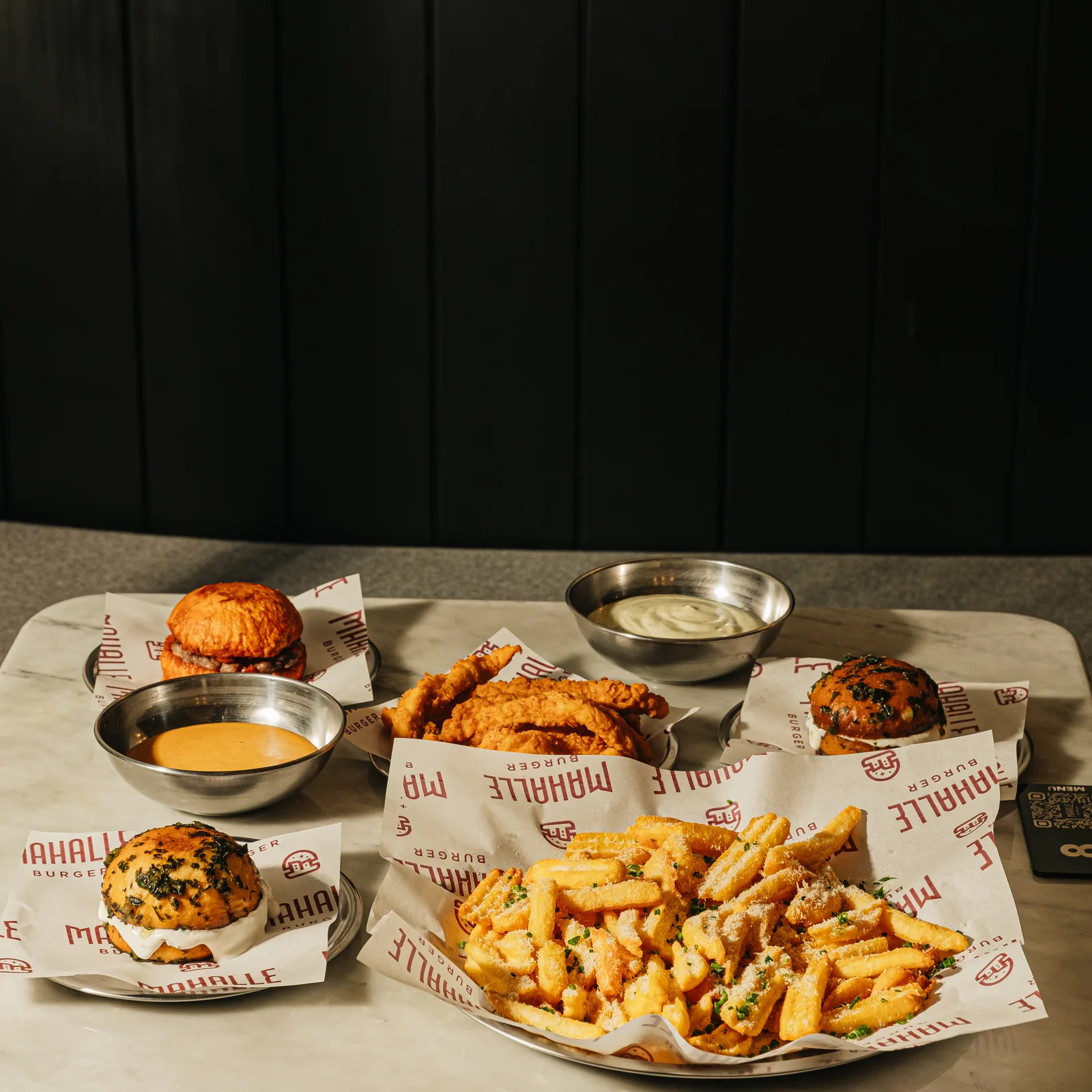 Manavgat şubesinde burger, patates ve soslardan oluşan sofra