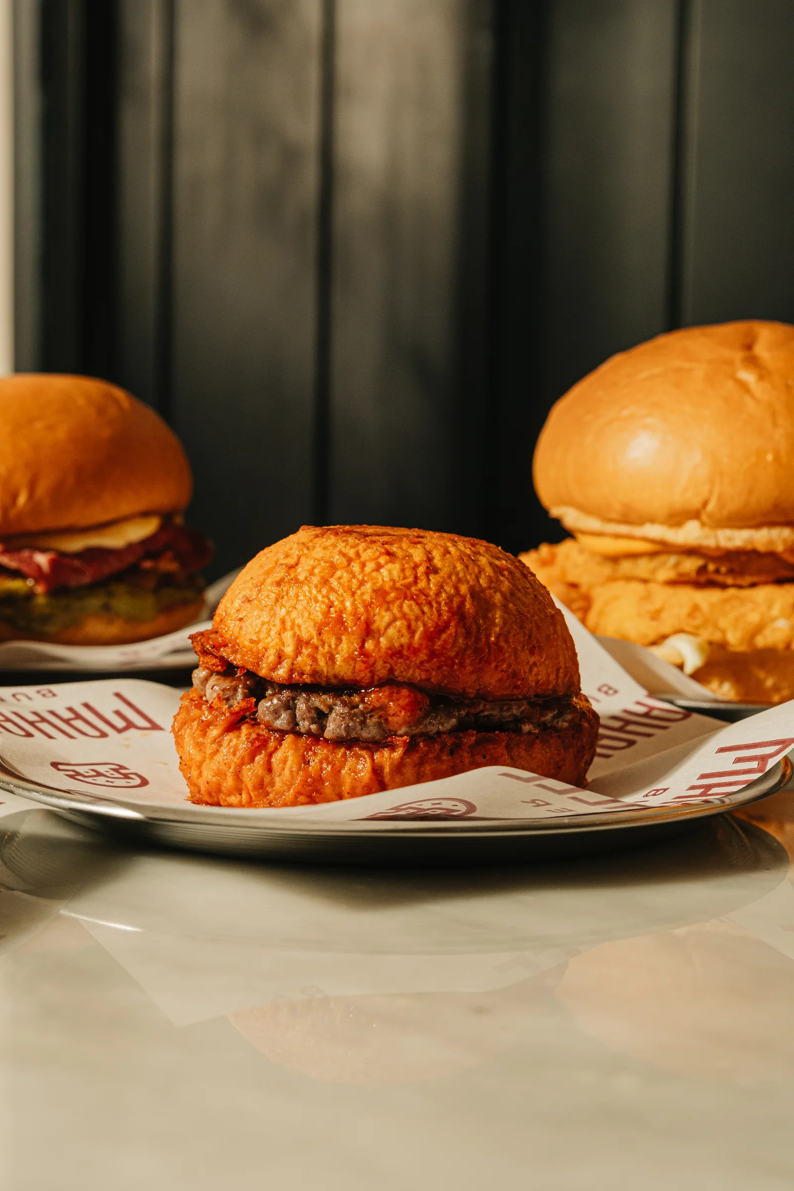 Manavgat şubesinde güneş ışığındaki burger ve patatesler