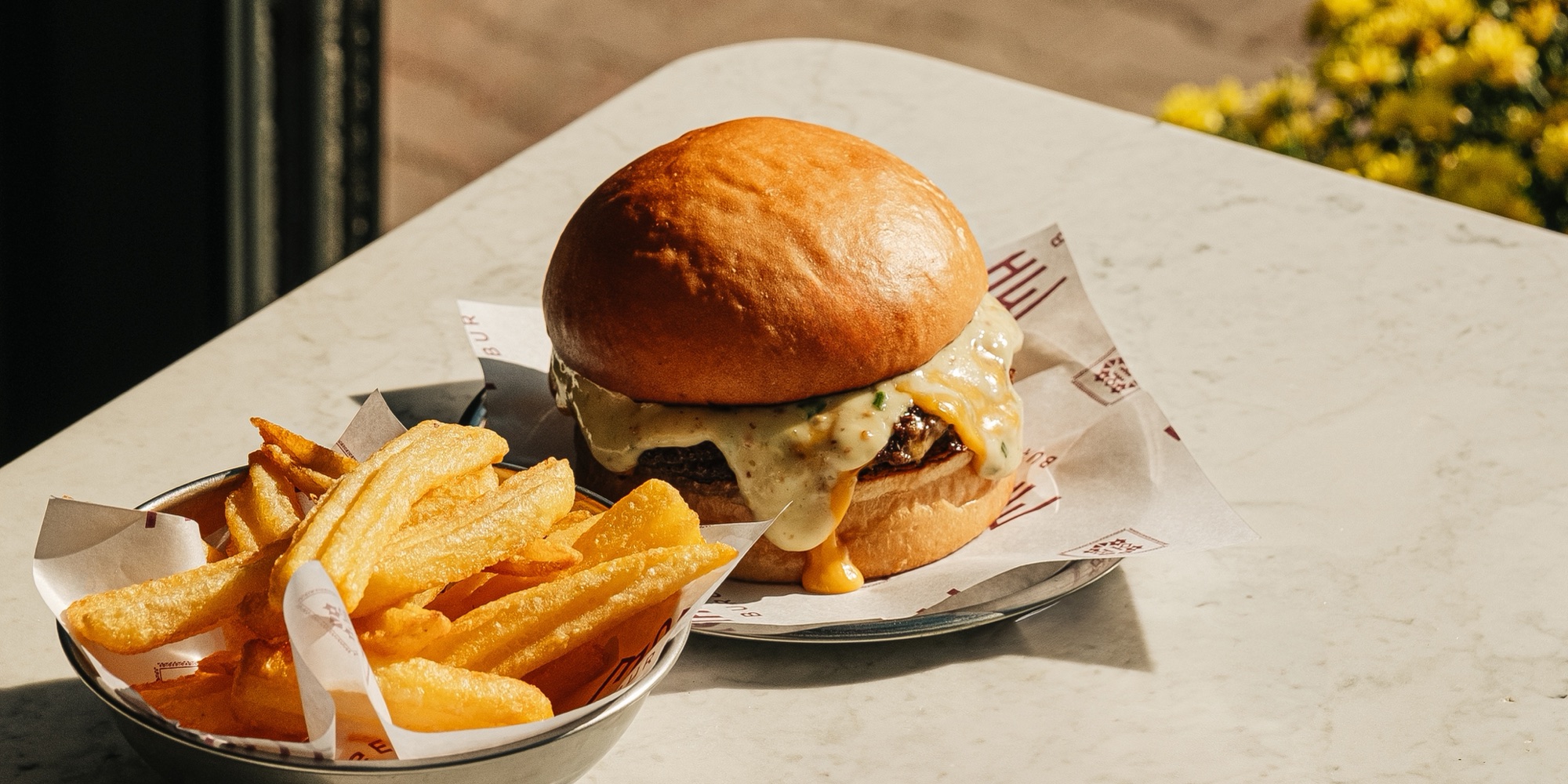 Masada servis edilen Mahalle Burger ve patates kızartması