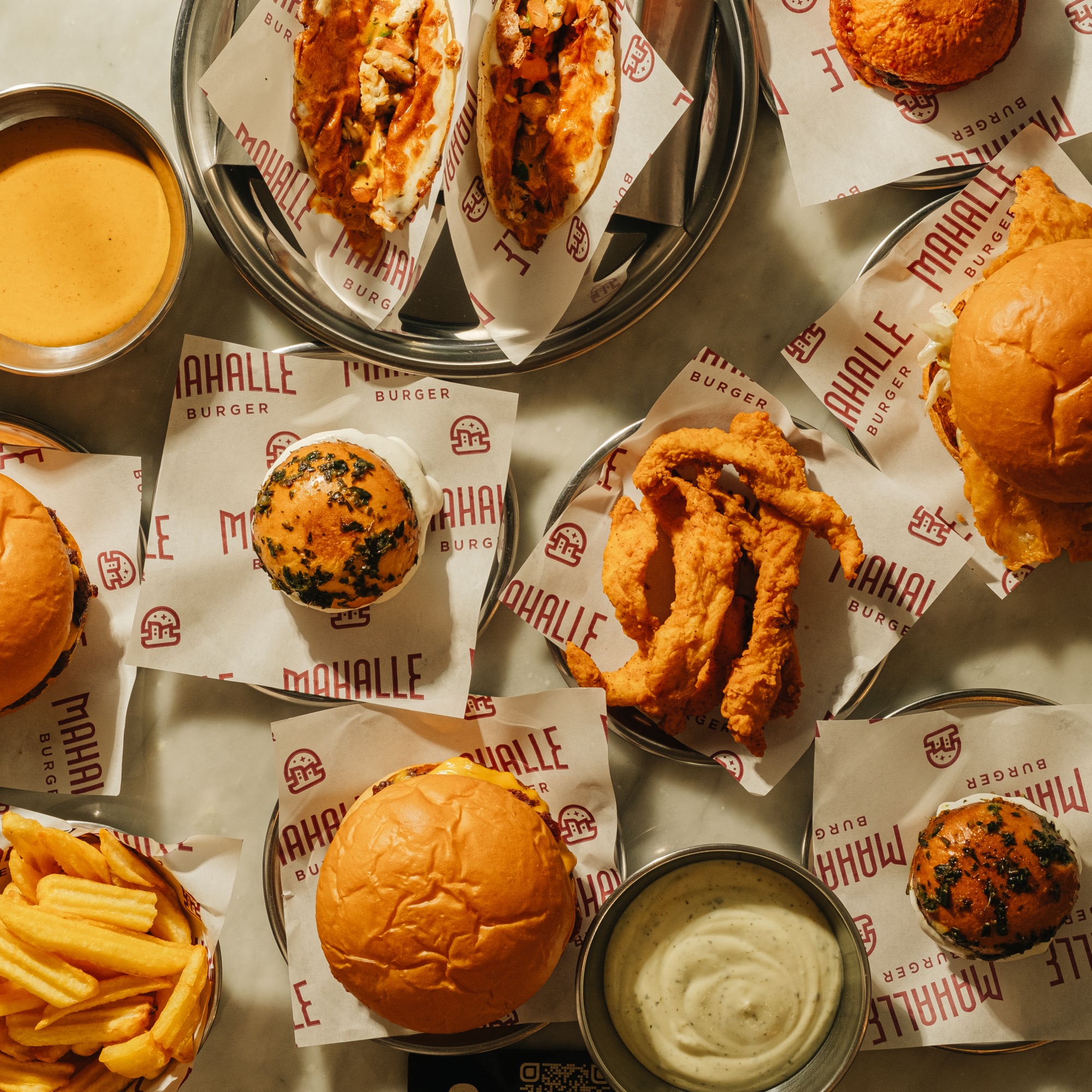 Mahalle Burger menülerinin üstten görünümü