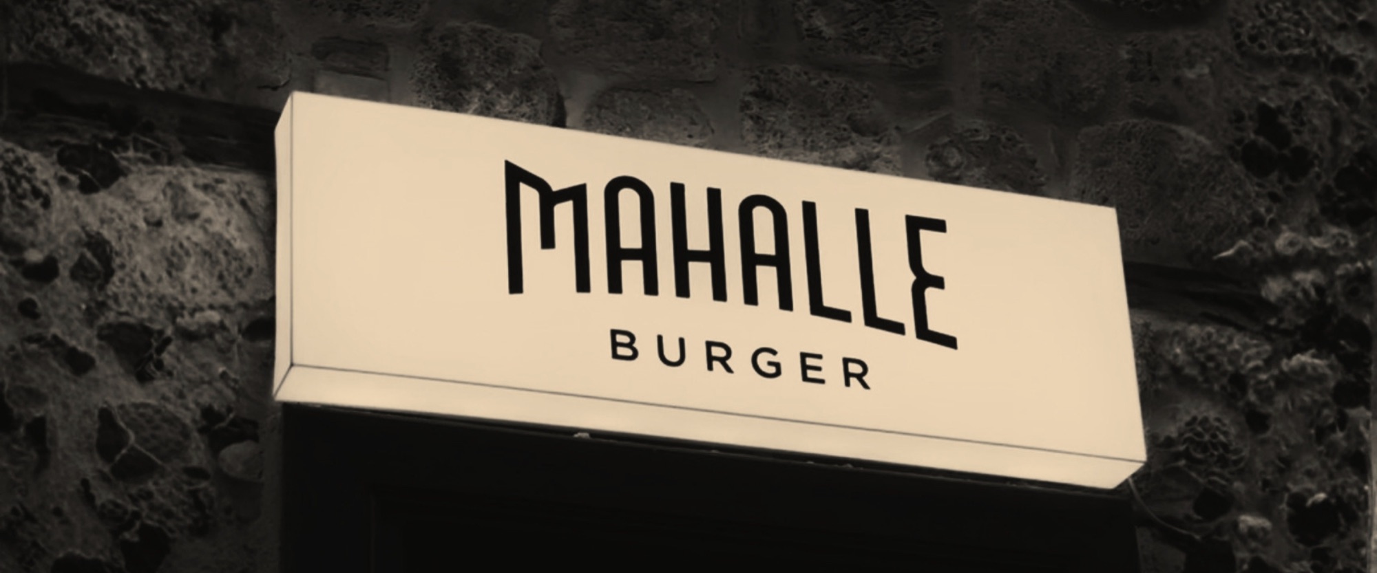Mahalle Burger Kaleiçi şubesinin dış cephesi ve atmosferi