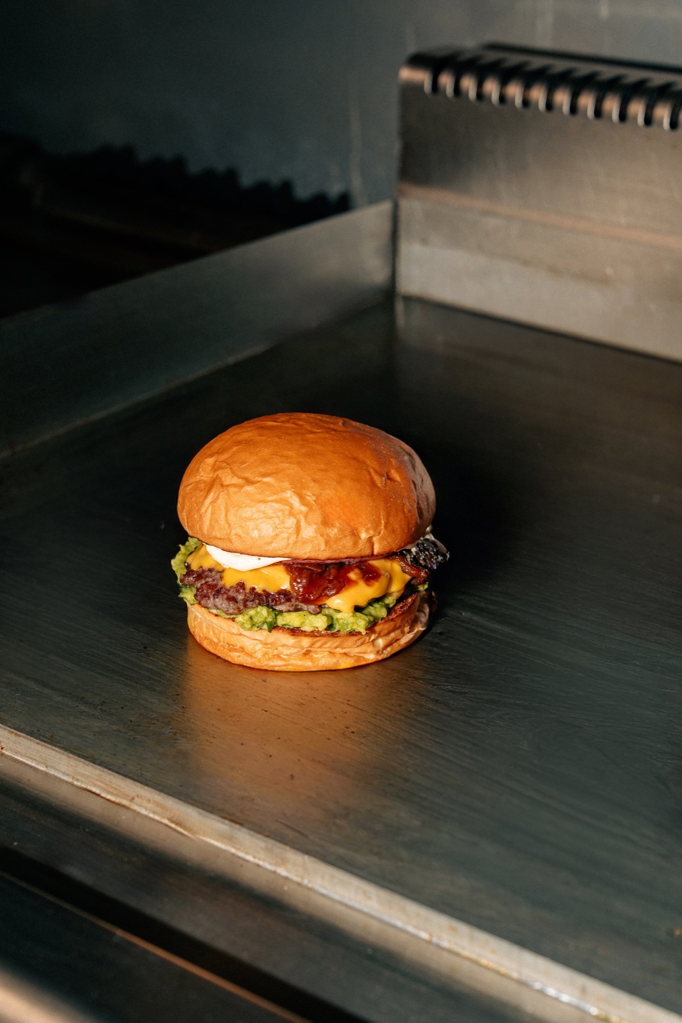 Izgara üzerinde el yapımı bir Mahalle Burger