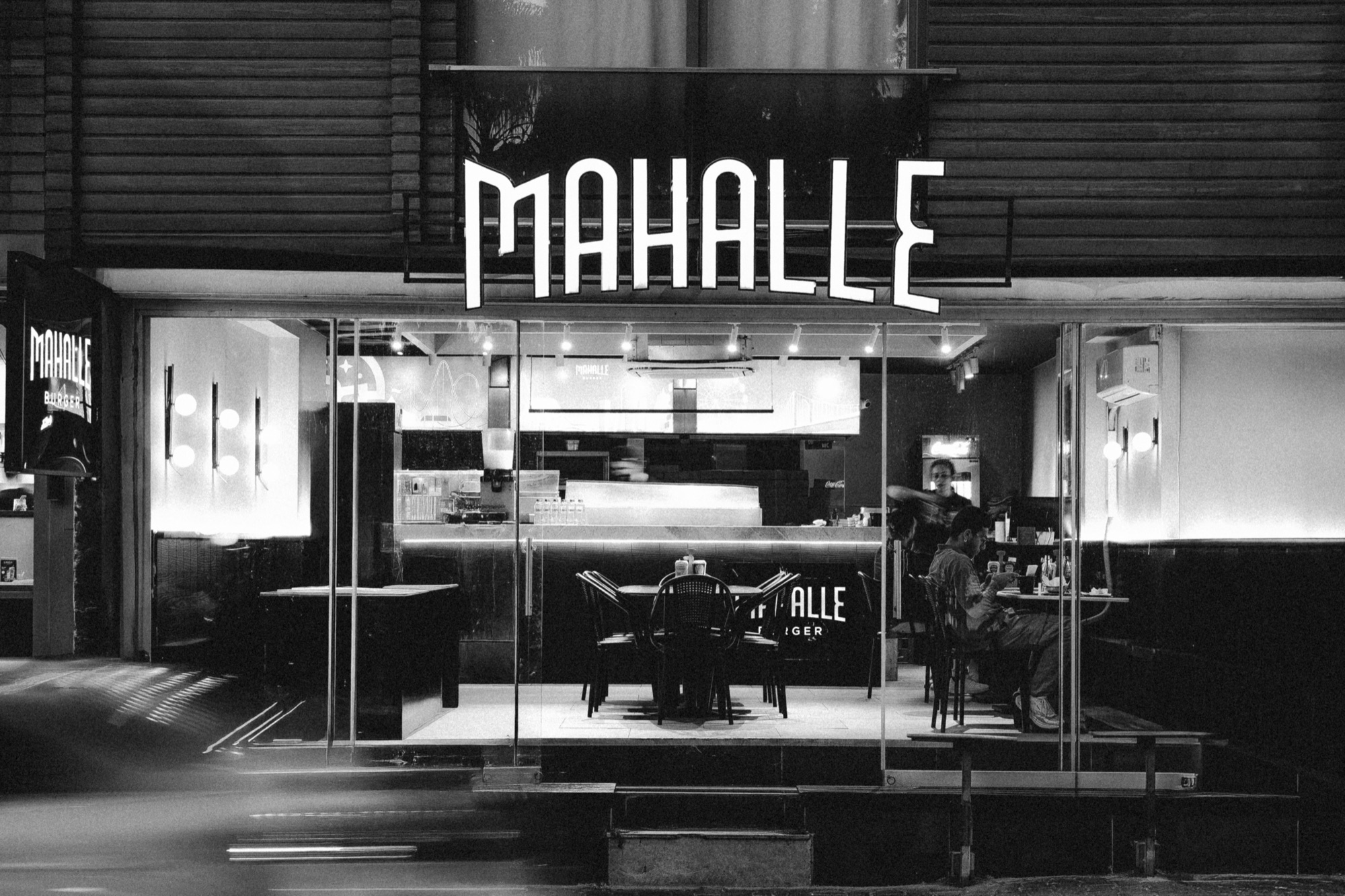 Mahalle Burger Lara şubesinin dış cephesi ve atmosferi
