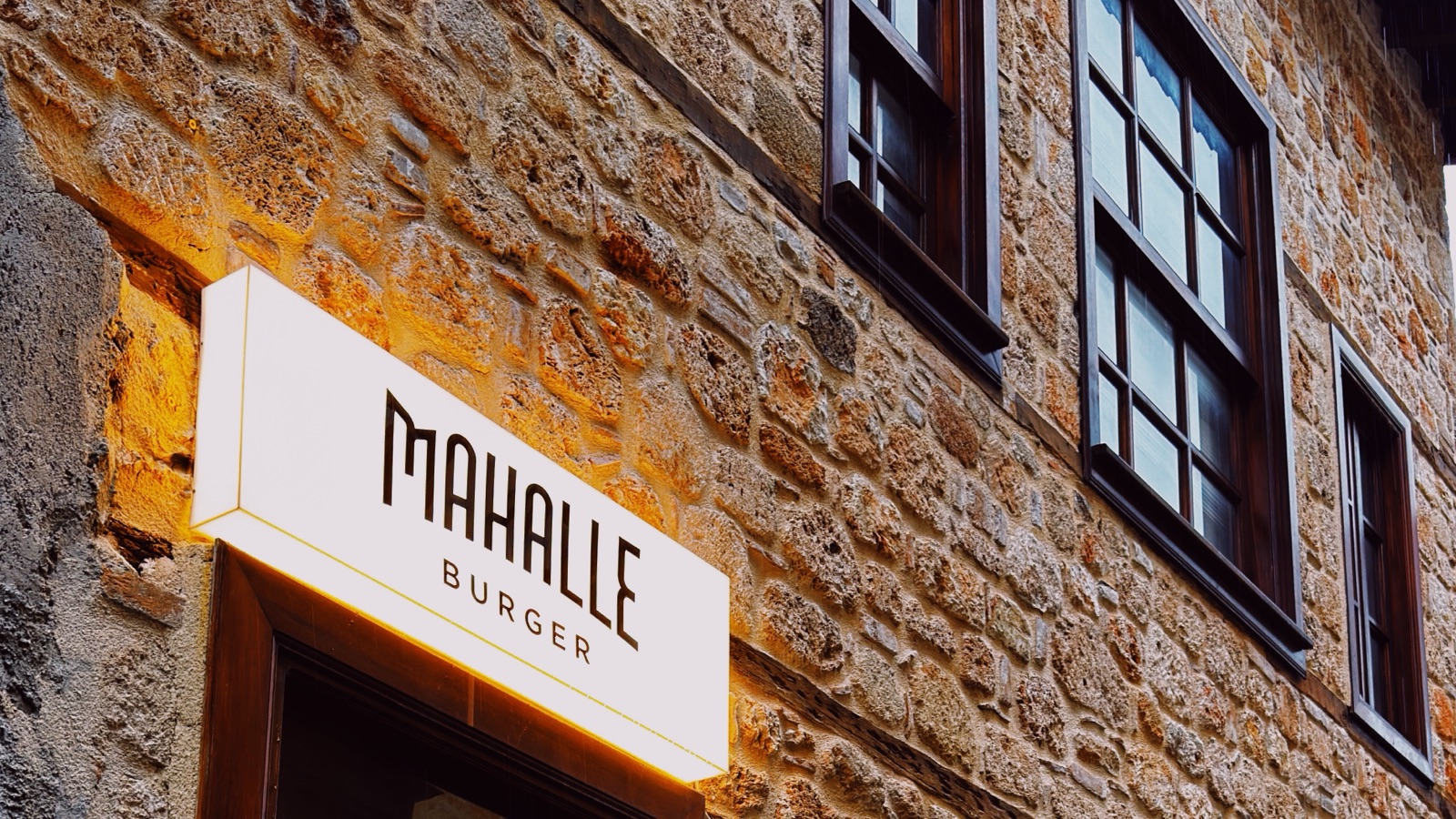 Mahalle Burger Kaleiçi şubesi